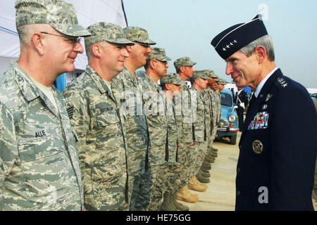 Air Force Chief Of Staff General Norton Schwartz trifft sich mit Flieger während der C-130J Super Hercules Induktion Zeremonie am Hindon Air Force Station in der Nähe von Neu-Delhi, Indien, am 5. Februar 2011.  Der Indian Air Force aufgenommen das erste von sechs C-130J Flugzeugen in der Mobility-Flotte. Stockfoto