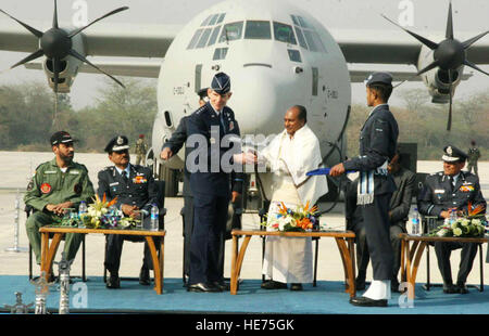 Air Force Chief Of Staff General Norton Schwartz präsentiert ein Modell der C-130J Super Hercules indische Verteidigungsminister a. k. Antony (Mitte) bei einem Festakt am Hindon Air Force Station in der Nähe von Neu-Delhi, Indien, am 5. Februar 2011.  Der Indian Air Force aufgenommen das erste von sechs C-130J Flugzeugen in der Mobility-Flotte. Stockfoto