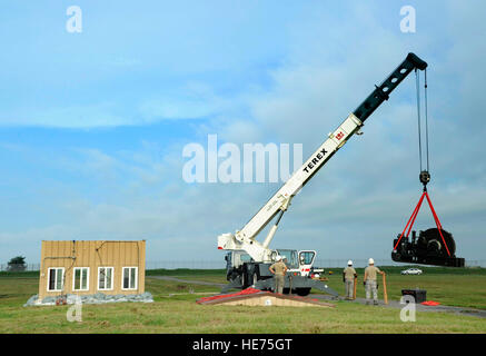 Flieger aus der 8. Civil Engineer Squadron Erdbewegungsmaschinen, bewegen macht Produktion und Strukturen Geschäfte eines Flugzeuges verhaften System auf Kunsan Air Base, Republik Korea, 21. August 2012. Kunsan hat sieben Sätze von Notbremssysteme, die im vergangenen Jahr drei f-16 Fighting Falcons gespeichert haben. Stockfoto