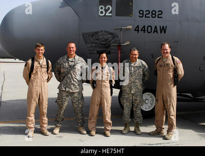 (Links nach rechts) Captain Alan Rothjen, Armee Master Sgt. John Passe Capt Laura Easton, Armee Oberst Luis Villarruel und Staff Sgt Matt Metz stehen vor die 82nd Airborne Division Nose Art auf einer c-130 Hercules, Okt. 5. Der c-130 wurde war die 82. zu Ehren des Zusammenhalts der Luftwaffe und der Armee in Afghanistan gewidmet und auf dem Display für Service-Mitglieder um das Flugzeug zu sehen. Captain Rothjen, Capt Easton und Staff Sgt Metz werden bereitgestellt von der 43. Airlift Wing Pope Air Force Base, N.C.: Captain Rothjen, eine c-130-Pilot, stammt aus St. Louis, Missouri Master Sergeant Passe, ein afghanischer nationa Stockfoto