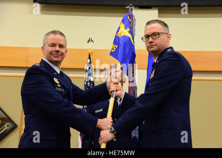 Oberstleutnant Daniel Hays, Recht, übernimmt Kommando über die 12. Missile Squadron von Oberst Glenn Hillis, 341. Operations Group Kommandant während einer Änderung der Befehl Zeremonie an der Grizzly Biegung Malmstrom Air Force Base, Mont. 13. Mai 2016. Master Sgt. Timothy Adkins, 12. MS Superintendent blickt auf. Flieger 1. Klasse Magen M. Reeves) Stockfoto