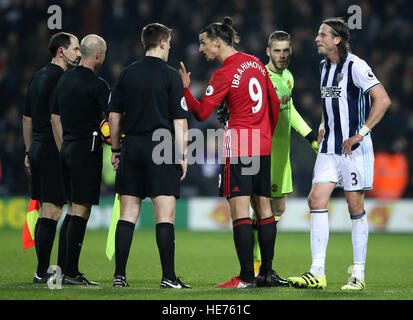 Manchester United Zlatan Ibrahimovic (Mitte) spricht mit Schiedsrichter Anthony Taylor (zweiter von links) nach, nach einem Foulspiel an West Bromwich Albion's Craig Dawson während der Premier-League-Spiel bei The Hawthorns, West Bromwich gebucht. Stockfoto