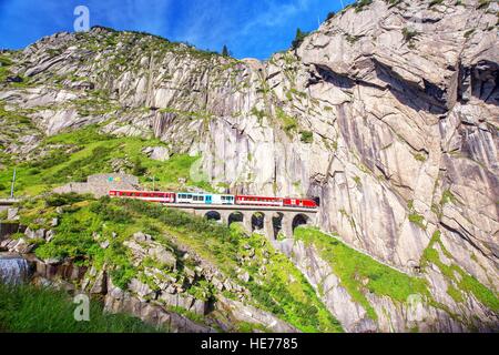 Trainieren Sie auf Teufelsbruecke - Teufelsbrücke am Gotthardpass Berg in der Nähe von Andermatt in den Schweizer Alpen Stockfoto