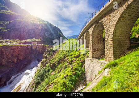 Eisenbahnbrücke Teufelsbrucke - Teufelsbrücke auf dem Gotthardpass Berg in der Nähe von Andermatt in den Schweizer Alpen Stockfoto