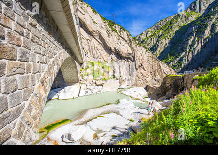 Eisenbahnbrücke Teufelsbrucke - Teufelsbrücke auf dem Gotthardpass Berg in der Nähe von Andermatt in den Schweizer Alpen Stockfoto