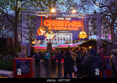 Weihnachten in Leicester Square - schöne Wintermarkt in London Stockfoto