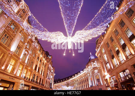 Großer Engel aus Licht schwebt über Regent Street in London zur Weihnachtszeit Stockfoto