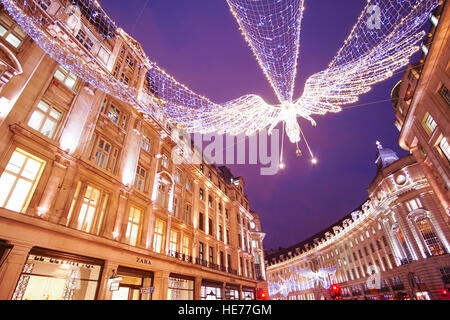 Großer Engel aus Licht schwebt über Regent Street in London zur Weihnachtszeit Stockfoto