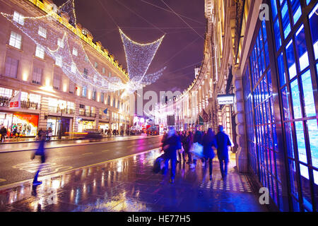 Großer Engel aus Licht schwebt über Regent Street in London zur Weihnachtszeit Stockfoto