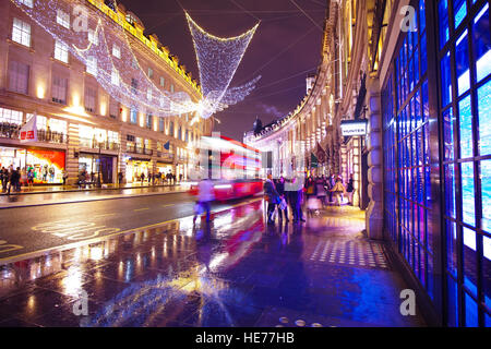 Großer Engel aus Licht schwebt über Regent Street in London zur Weihnachtszeit Stockfoto