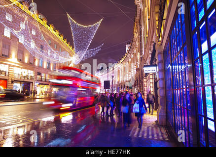 Großer Engel aus Licht schwebt über Regent Street in London zur Weihnachtszeit Stockfoto