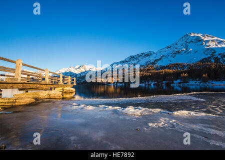 Winterlandschaft am Silsersee in der Schweiz Stockfoto