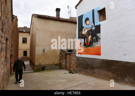 Caltojar, Spanien. 17. Dezember 2016. Ein Mann geht vor einem Haus mit einem Nachbau eines Werks von spanischen Genie Pablo Picasso in Cartojar, nördlich von Spanien gemalt. © Jorge Sanz/Pacific Press/Alamy Live-Nachrichten Stockfoto