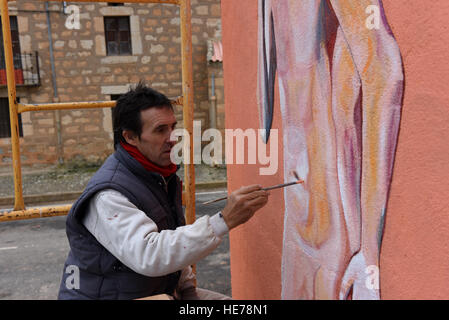 Caltojar, Spanien. 17. Dezember 2016. Der spanische Künstler Mariano Las Heras Paiting ein Replikat des spanischen Künstlers Pablo Picasso an einer Wand in Caltojar, nördlich von Spanien abgebildet. © Jorge Sanz/Pacific Press/Alamy Live-Nachrichten Stockfoto