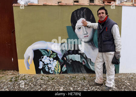 Caltojar, Spanien. 17. Dezember 2016. Der spanische Künstler Mariano Las Heras posiert mit seinen Lieblings Nachbildung eines Werkes von Pablo Picasso in Caltojar, nördlich von Spanien. © Jorge Sanz/Pacific Press/Alamy Live-Nachrichten Stockfoto