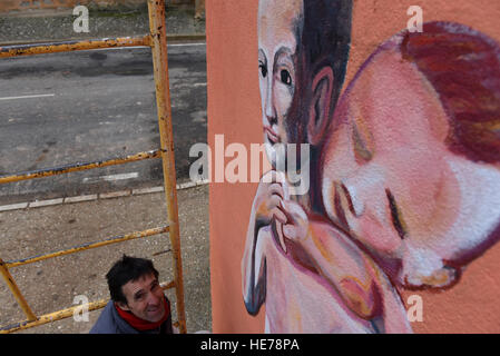 Caltojar, Spanien. 17. Dezember 2016. Der spanische Künstler Mariano Las Heras abgebildet, eine Replik des spanischen Künstlers Pablo Picasso in Caltojar, nördlich von Spanien arbeiten. © Jorge Sanz/Pacific Press/Alamy Live-Nachrichten Stockfoto