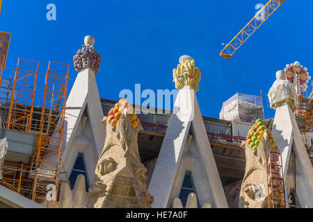 Blick auf die Türme der Basílica i Temple Expiatori De La Sagrada Família, das ist eine große römisch-katholische Kirche in Barcelona, entworfen von Katalanisch S Stockfoto