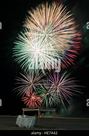 Feuerwerk über dem Strand am Unabhängigkeitstag platzen Stockfoto