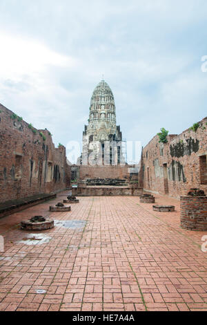 Unter den Ruinen des alten Königreichs von Ayutthaya in Thailand Stockfoto