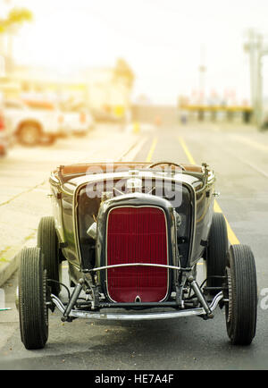 schwarzen Oldtimer auf der Straße im Sommer Stockfoto