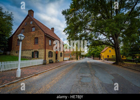 Alte Häuser entlang der Main Street in Old Salem Historic District, in Winston-Salem, North Carolina. Stockfoto