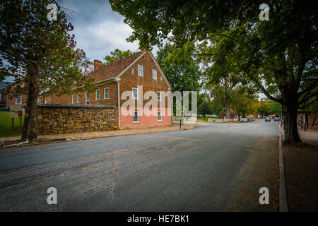 Alte Häuser entlang der Main Street in Old Salem Historic District, in Winston-Salem, North Carolina. Stockfoto