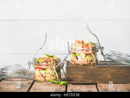 Hausgemachte Glas Quinoa Salat mit Avocado, Tomaten und Basilikum Stockfoto