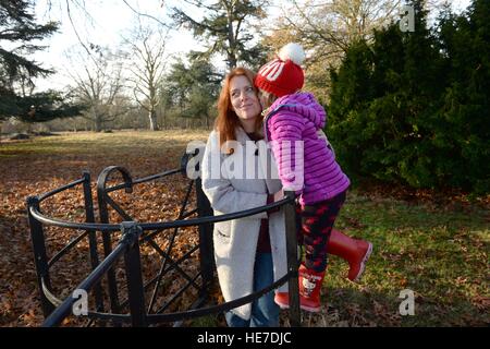 Menschen genießen Sie einen Spaziergang auf dem National Trust Osterley Park, eine georgische Landsitz in West London. Mit 43 Millionen Briten festliche Familienplanung gehen dieses Weihnachten, dem National Trust hat enthüllt "The 12 Walks of Christmas" âÂ €Â "seine Spitze 12 Winterwandern. Stockfoto