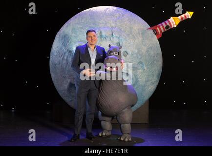 NUR zur redaktionellen Nutzung David Walliams mit Alice Bounce, Sheila spielt auf der Bühne von der ersten Hippo auf dem Mond, eine Adaption des Buches von Les Petits Theatre Company erhielt seine Weltpremiere auf dem königlichen Hippodrom in Eastbourne und läuft bis zum 7. Januar. Stockfoto