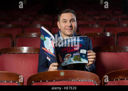 NUR zur redaktionellen Nutzung David Walliams im Royal Hippodrome in Eastbourne für die ersten Hippo auf dem Mond, eine Adaption seines Buches von Les Petits Theatre Company erhielt es seine Weltpremiere und läuft bis zum 7. Januar. Stockfoto