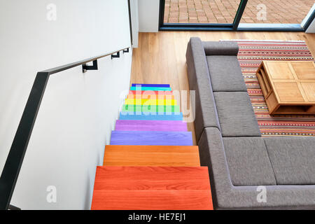 Mehrfarbig Hartholz Treppe und Rampe in modern renovierten Wohnzimmer Stockfoto