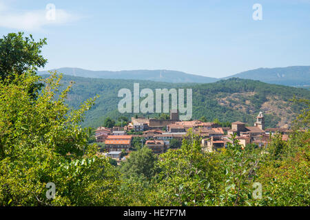 Überblick über das Dorf und die Landschaft. San Martin del Castañar, Naturpark Sierra de Francia, Salamanca Provinz Kastilien-Leon, Spanien. Stockfoto