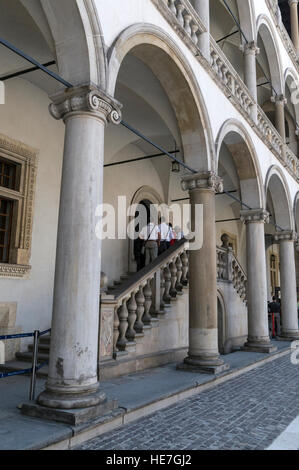Besucher, die min Eingang zu den königlichen Privatwohnungen im Königsschloss Wawel in Krakau, Polen. Stockfoto