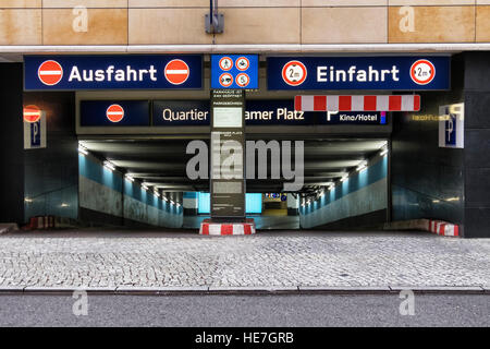 Berlin, Mitte, Potsdamer Platz. Eingang des unterirdischen Parkhaus Stockfoto