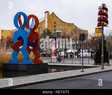 Berlin, Mitte, Potsdamer Platz, Untitled Boxer Skulptur von Keith Haring, roten und blauen Figuren aus Metall & Philharmonie Stockfoto