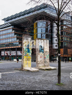 Berlin Mauerfragmente vor modernen Neubauten am Potsdamer Platz, Mitte, Berlin Stockfoto