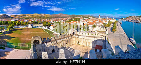 Stadt Trogir Dächer und Sehenswürdigkeiten Panoramablick, Dalmatien, Kroatien Stockfoto