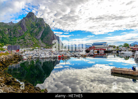 Blick auf Hafen von Svolvaer, Norwegen. Svolvaer befindet sich auf der Insel Austvagoya in der Lofoten-Inselgruppe Stockfoto