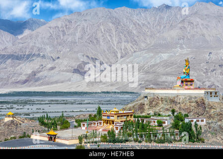 Die 32 Meter (106 Fuß) Statue des Maitreya Buddha in der Nähe von Diskit Kloster in Ladakh, Indien. Stockfoto