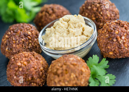 Holztisch mit Falafels (close-up erschossen; selektiven Fokus) Stockfoto