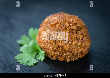 Hausgemachte Falafel (close-up erschossen; selektiven Fokus) auf hölzernen Hintergrund Stockfoto