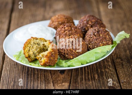 Hausgemachte Falafel (close-up erschossen; selektiven Fokus) auf hölzernen Hintergrund Stockfoto