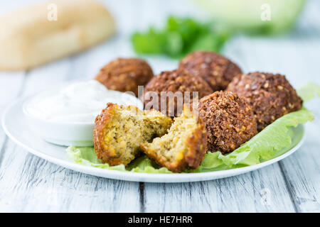 Holztisch mit Falafels (close-up erschossen; selektiven Fokus) Stockfoto