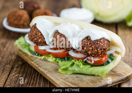 Frische Falafel Sandwich gemacht (close-up erschossen; selektiven Fokus) auf einem alten Holztisch Stockfoto