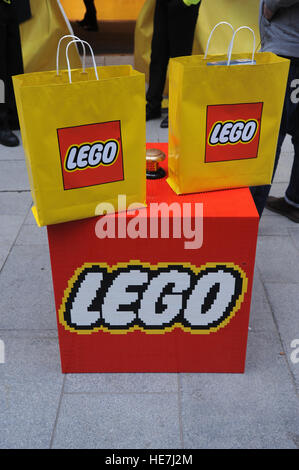 Die Welten größte Lego-Shop wird von Bürgermeister von London Sadiq Khan am Leicester Square eröffnet.  Mitwirkende: Lego wo: London, Vereinigtes Königreich bei: 17. November 2016 Stockfoto