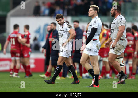 RC Toulon Leigh Halfpenny (Mitte) reagiert nach einem Kick um das Spiel in den letzten Momenten nach dem Europapokal der Landesmeister, Pool drei Mach am Parc y Scarlets, Llanelli gewinnen fehlt. Stockfoto