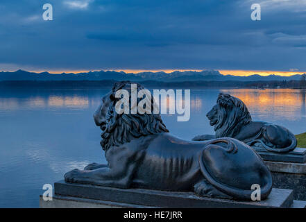 Bayerischen Löwen vor dem Midgard-Haus bei Brahms Promenade in Tutzing am Starnberger See, Upper Bavaria, Bavaria, Germany Stockfoto