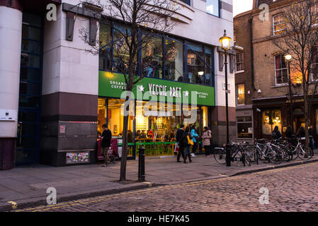 Pret a Manger Veggie Pret auf Sohos Broadwick Street bietet verschiedenste 45 vegetarische und vegane Gerichte. Stockfoto