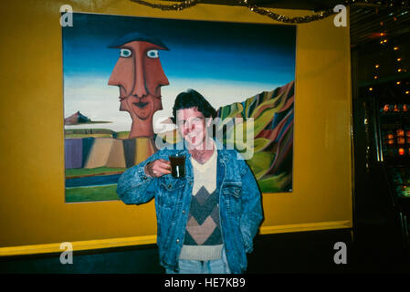 junge männliche Touristen Cannabis Tee trinken in der sanften gelb Kaffee shop Amsterdam der 1990er Jahre Stockfoto