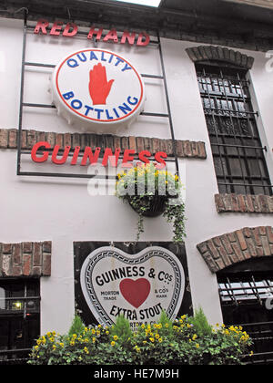 Duke Of York Pub, Belfast - Red Hand Guinness Zeichen, extra Stout Stockfoto